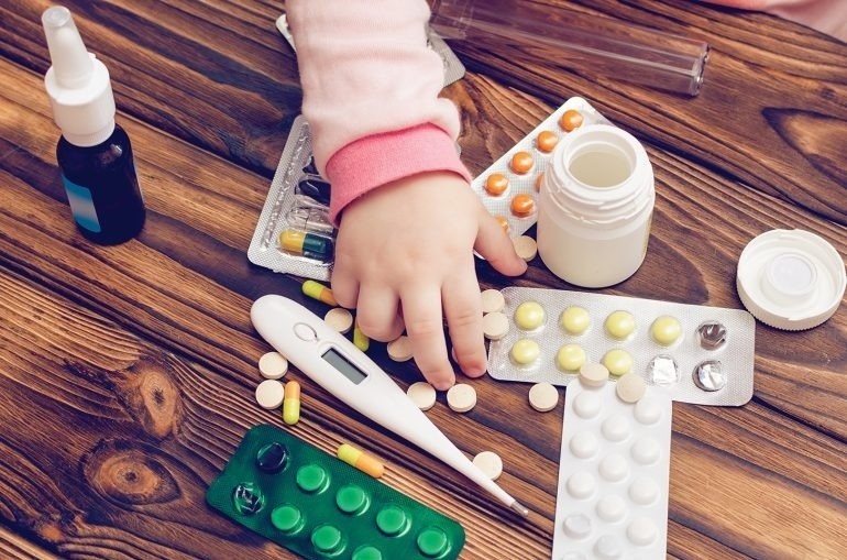 Be gai bong nang do bi nho nham axit vao mieng hinh anh