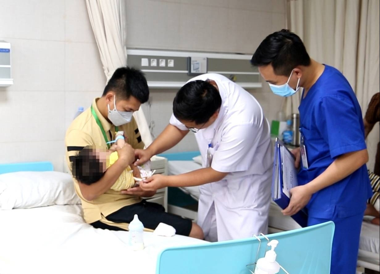 Can benh khien tre 6 thang tuoi phai cat bo than hinh anh