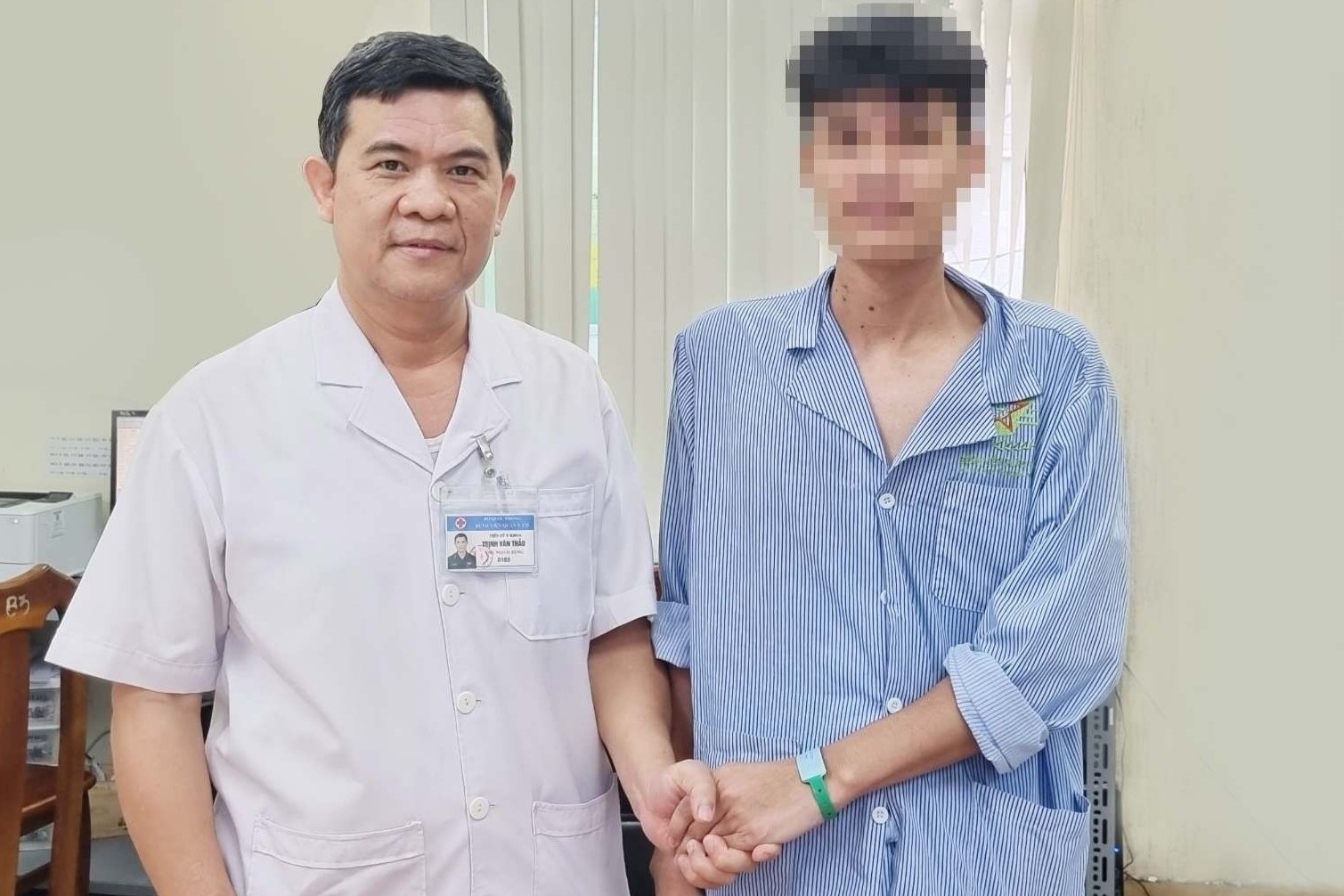 Bac si o TP.HCM cat khoi u ung thu hiem gap cho quan nhan Lao hinh anh