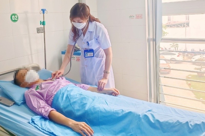 Chi gai 31 tuoi, dang nuoi con nho hien than cho em trai hinh anh