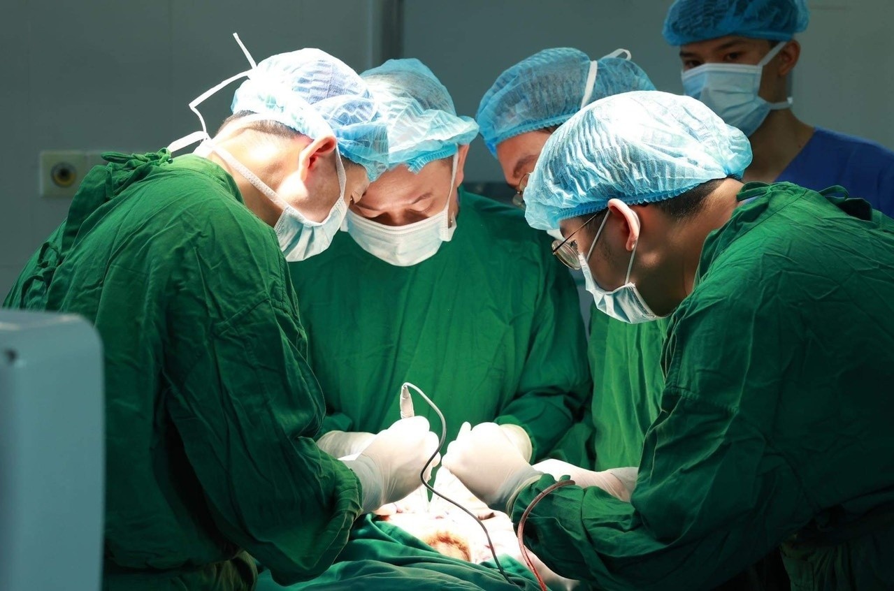 Cat khoi ung thu tren mat nu benh nhan hinh anh