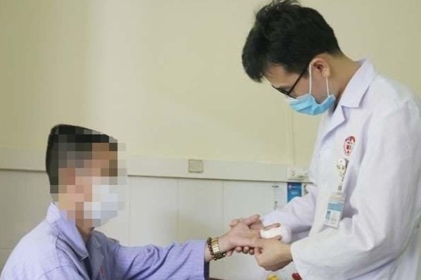Dap thuoc nam vao vet ran can, nguoi dan ong phai cat bo ngon tay hinh anh