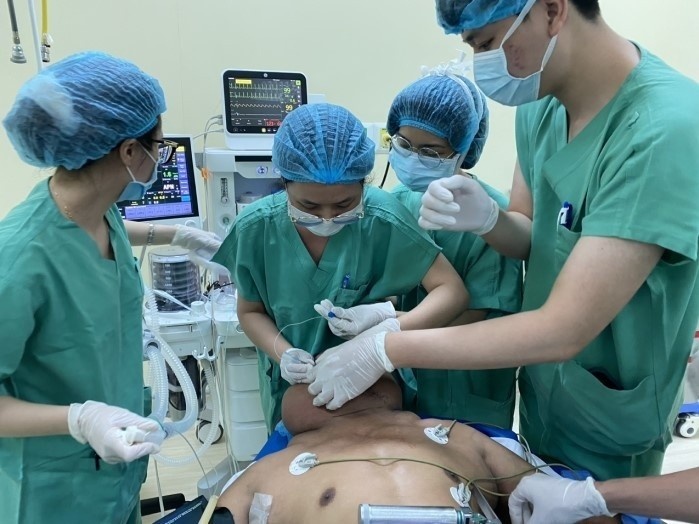 Mac can benh la, nguoi dan ong co chiec co nhu con gau hinh anh