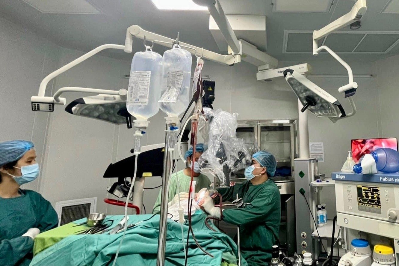 Benh nhan bi u nao xuat huyet duoc cuu song trong gang tac hinh anh