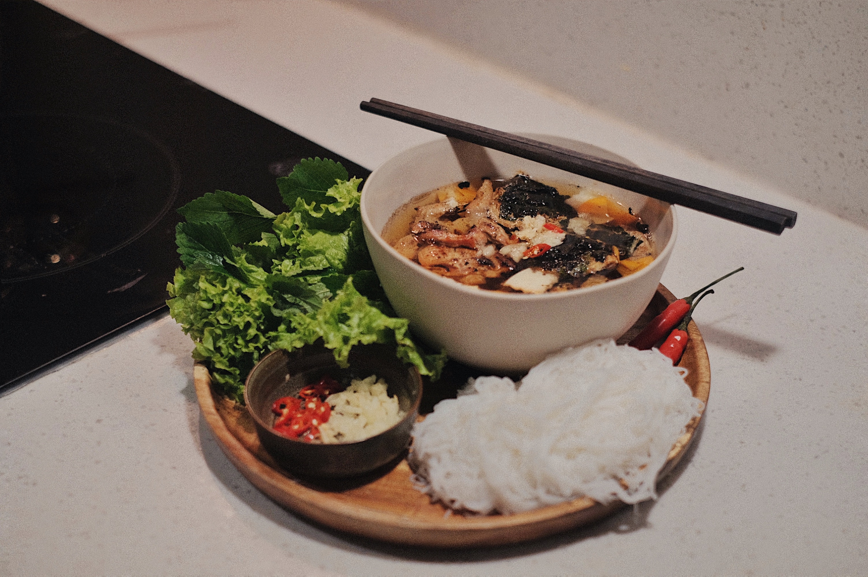 Cong thuc lam bun cha tai nha trong gian cach hinh anh