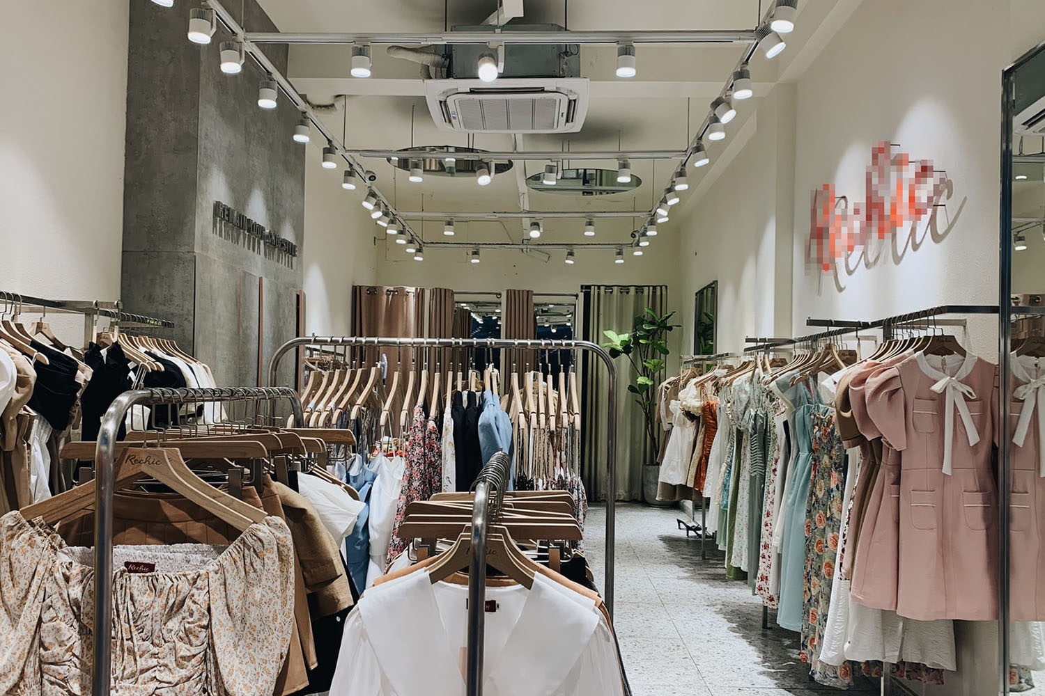 Cua hieu thoi trang o trung tam mo cua tro lai, luong khach giam 90% hinh anh