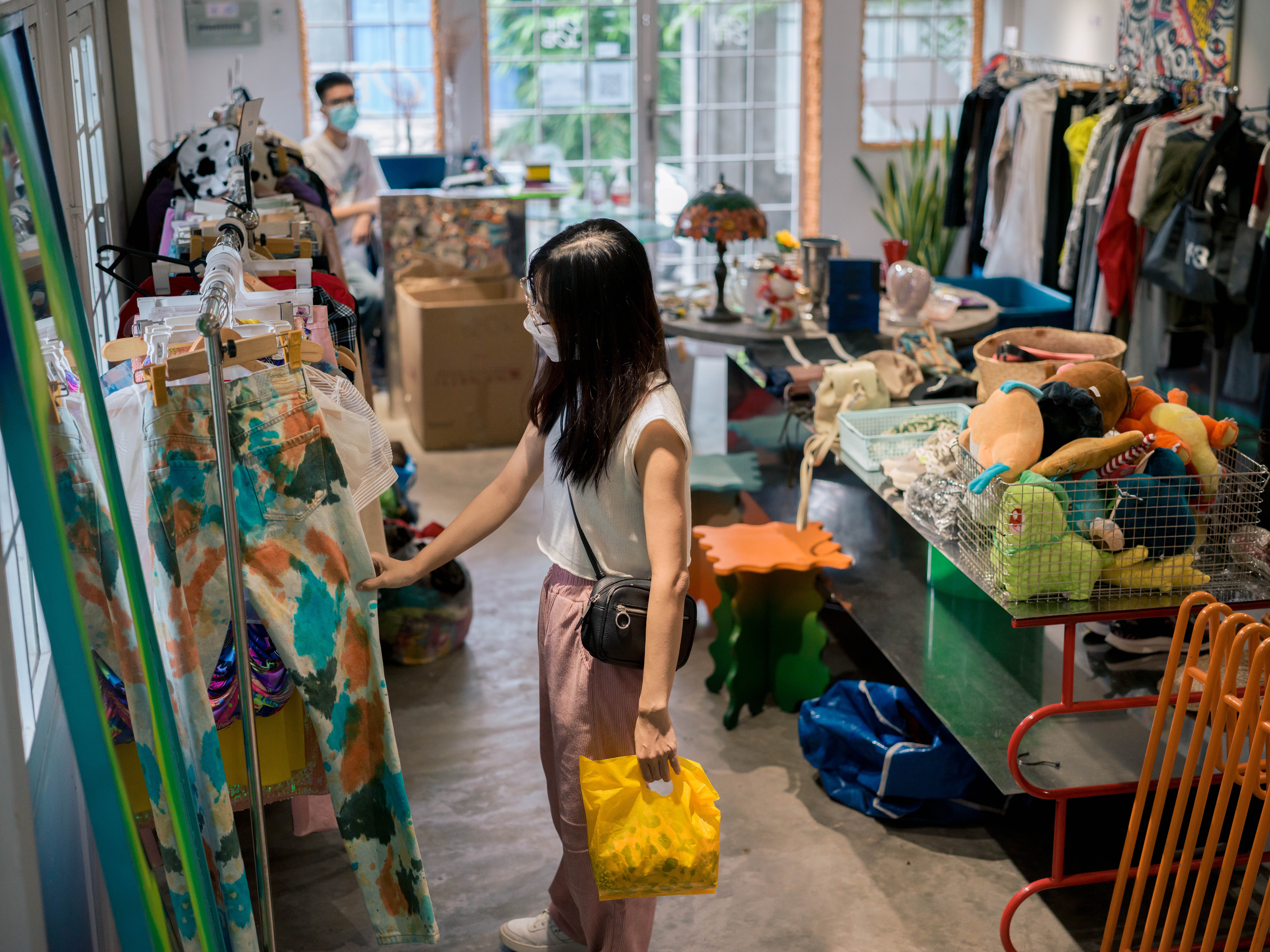 Cuoi tuan di hoi cho do cu o Thao Dien hinh anh