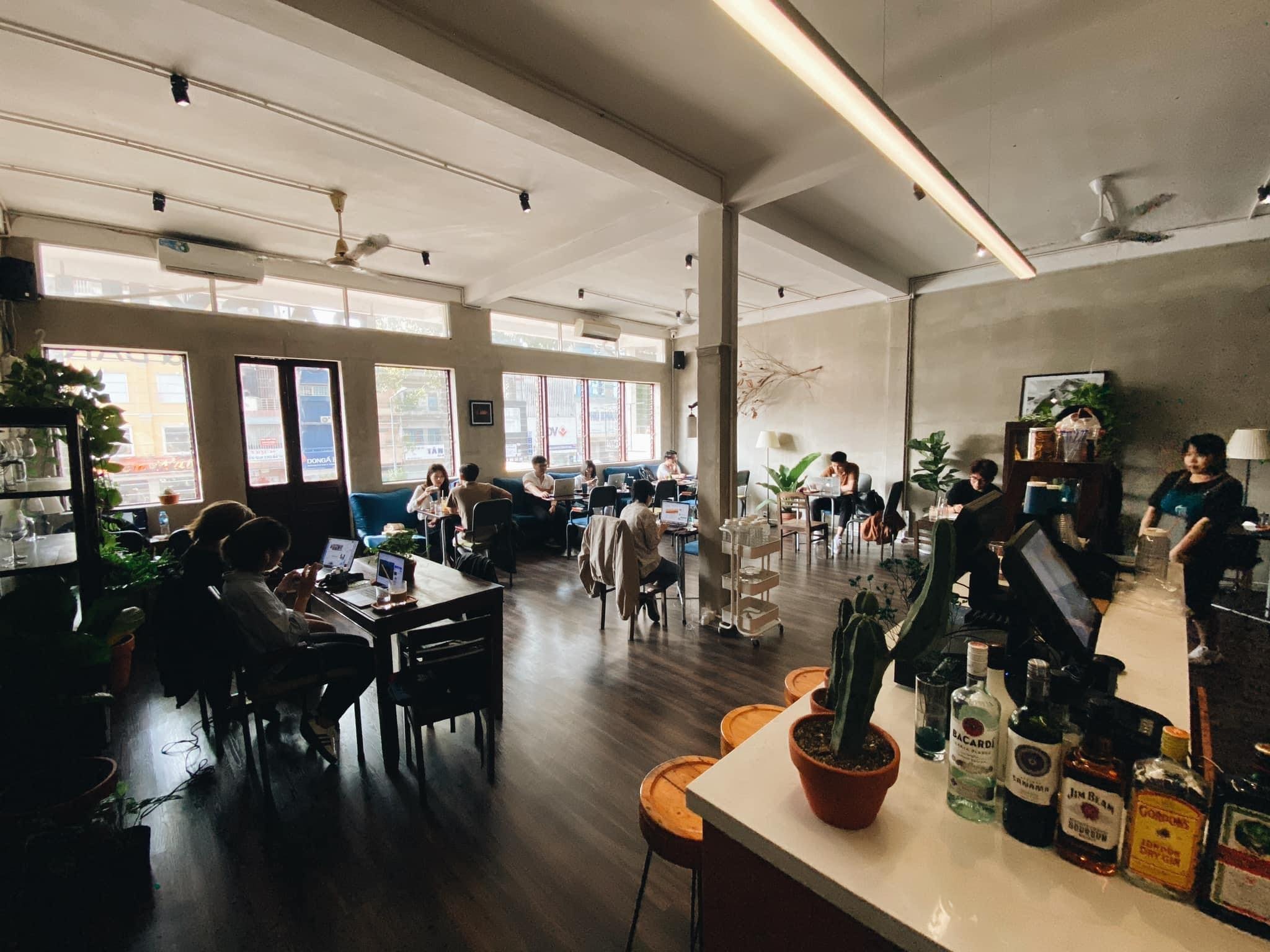 Ca phe, bar co cau nhan vien, thay doi cach ban cho ngay duoc mo cua hinh anh