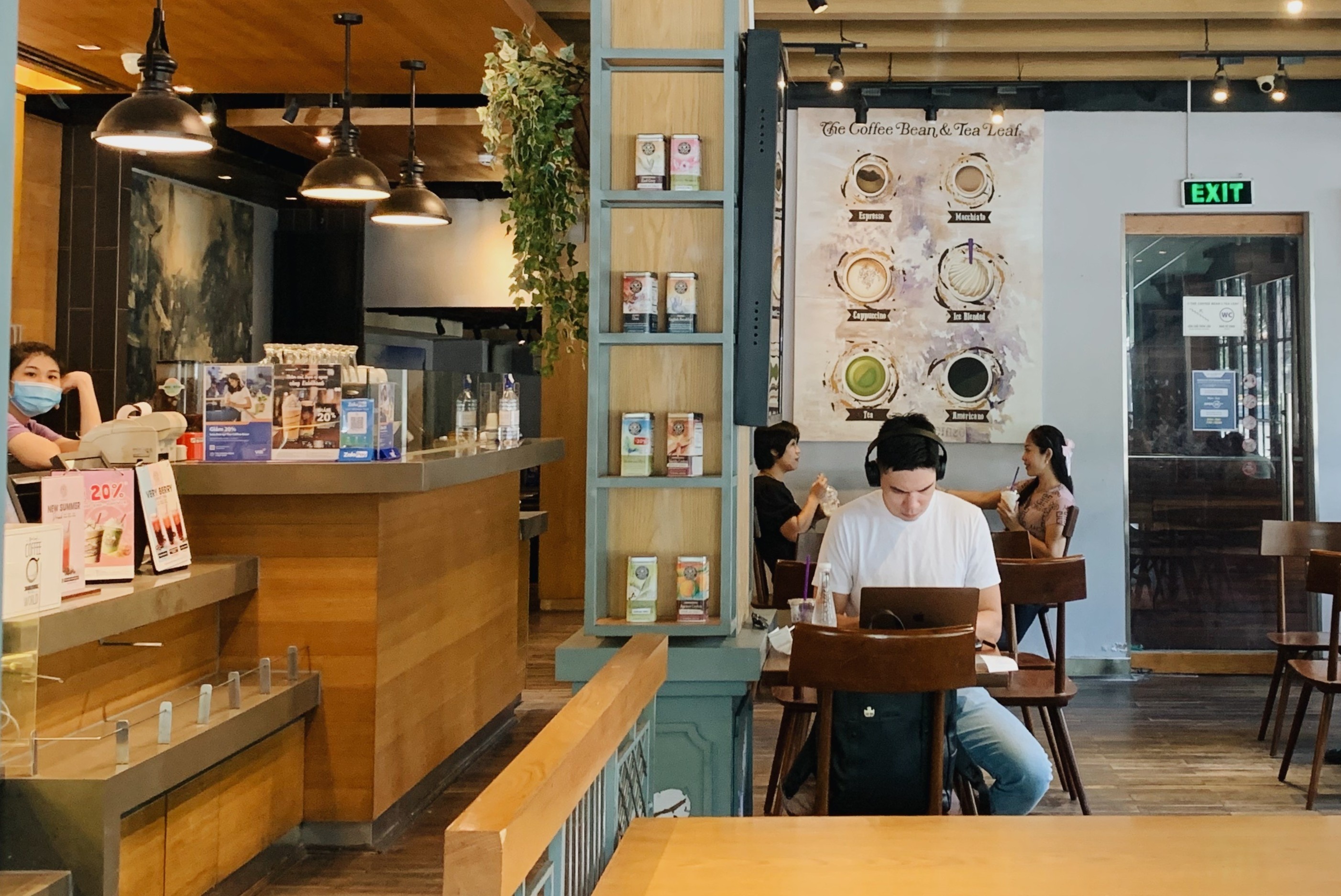 Ca phe, nha hang quan 1 trong ngay dau ban tai cho hinh anh