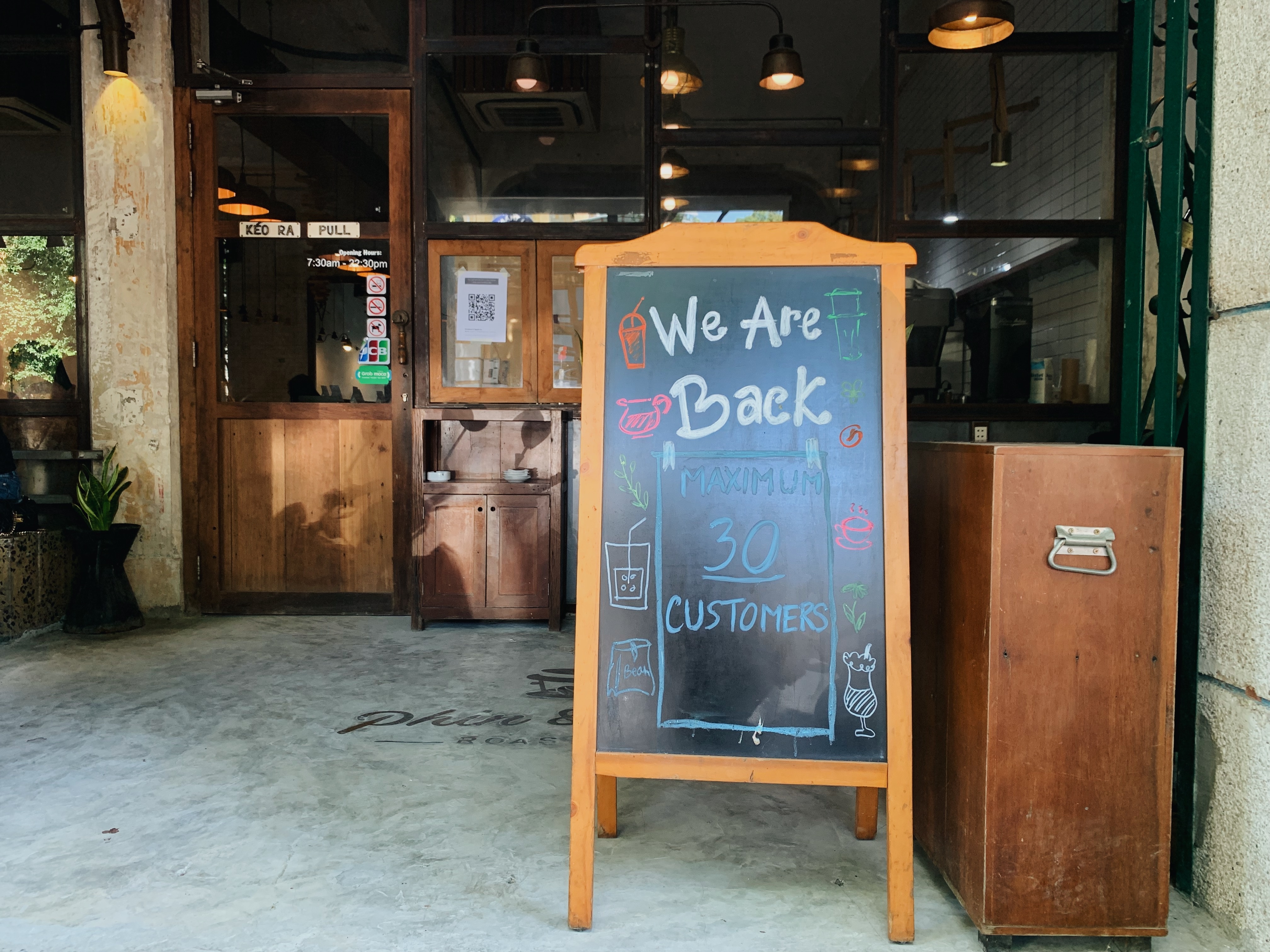 mo cua,  ban tai cho,  khach hang anh 2