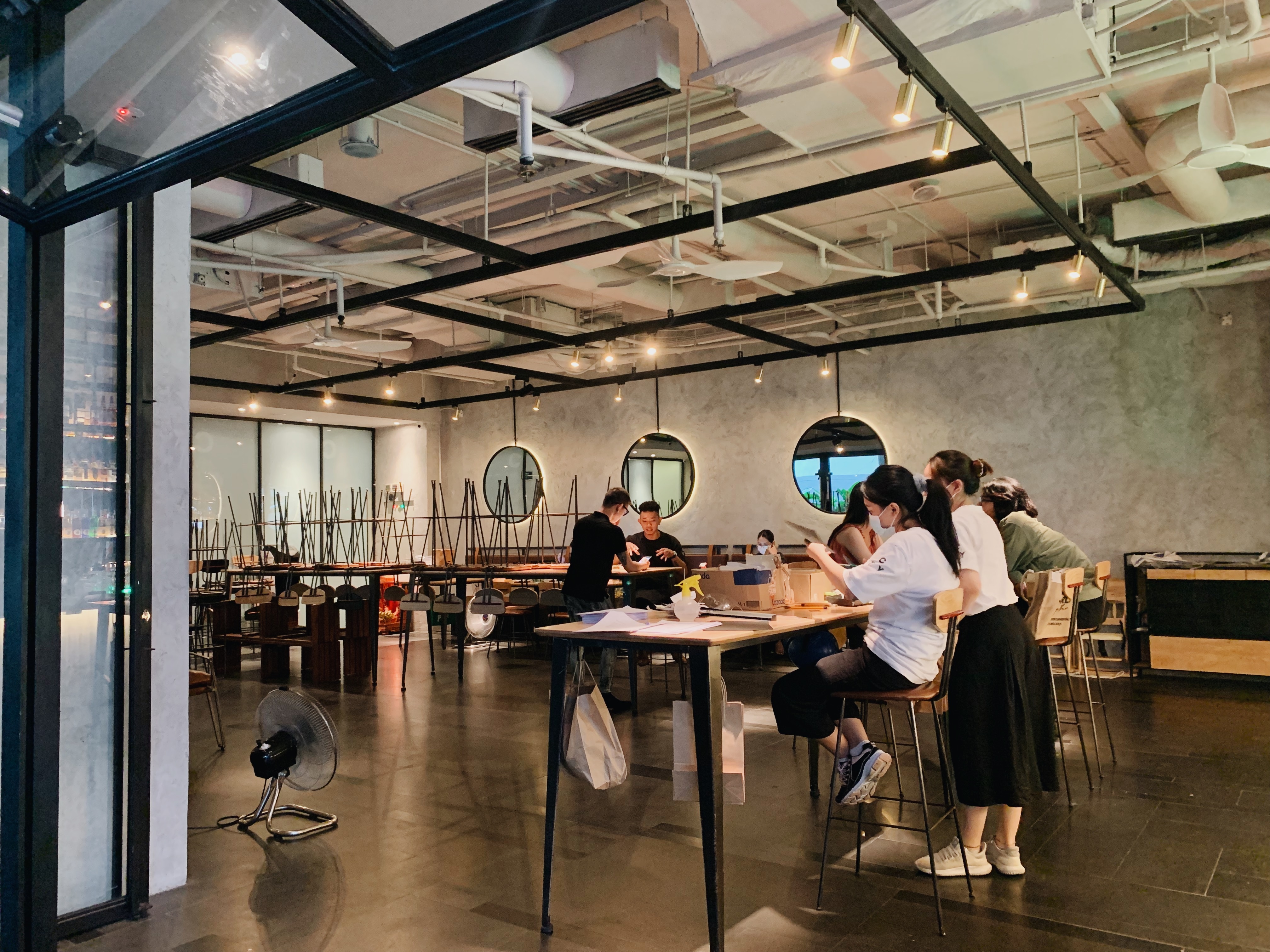 mo cua,  ban tai cho,  khach hang anh 10