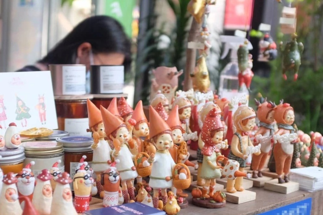 Cuoi tuan di hoi cho Giang sinh, uong cocktail o hidden bar hinh anh