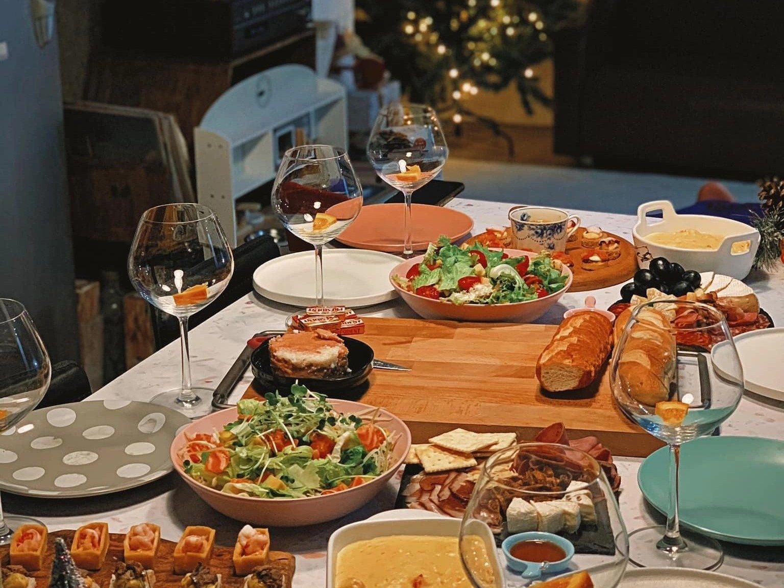 Lam suon nuong BBQ va mulled wine cho tiec Noel tai nha hinh anh