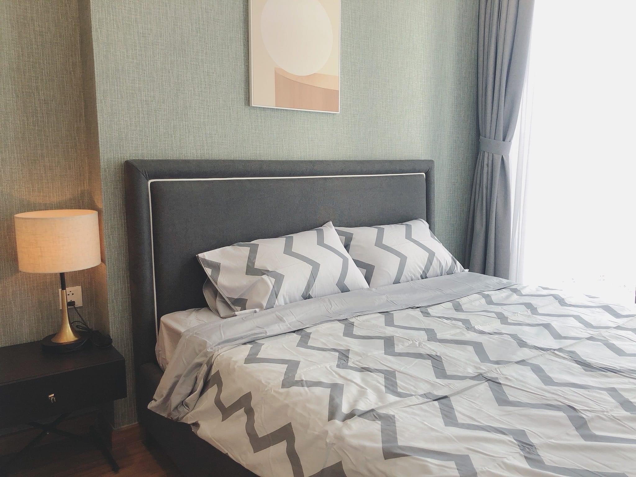 Nguoi tre ban ron chon thue nguoi don nha, order do cung Tet hinh anh