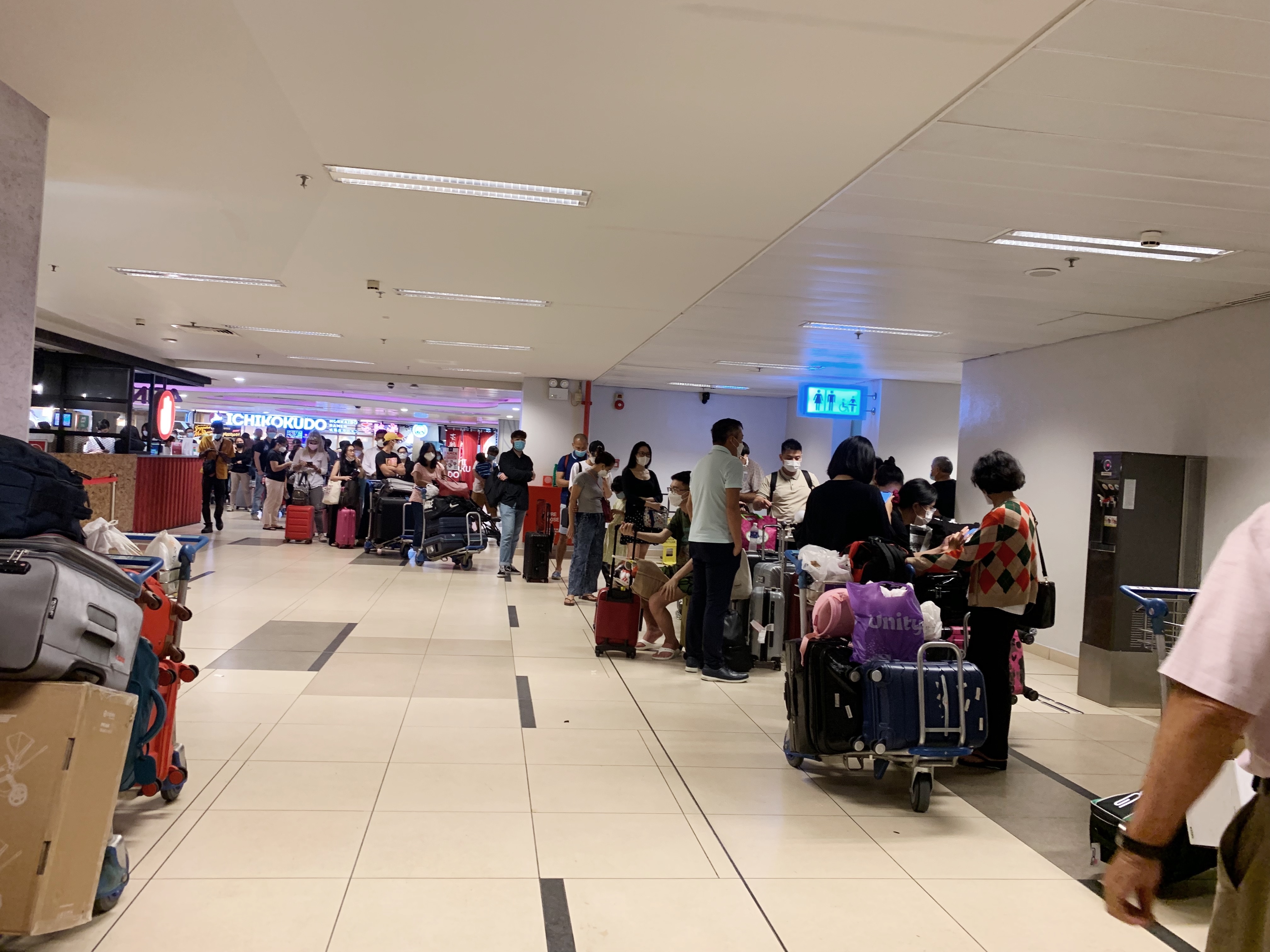 Bo ve may bay Singapore - TP.HCM vi khong kip test Covid-19 hinh anh