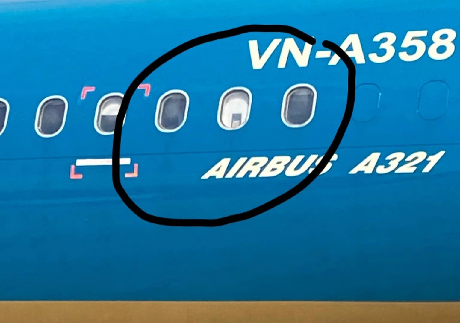 Cai dien thoai quay clip tren may bay co bi xu phat? hinh anh