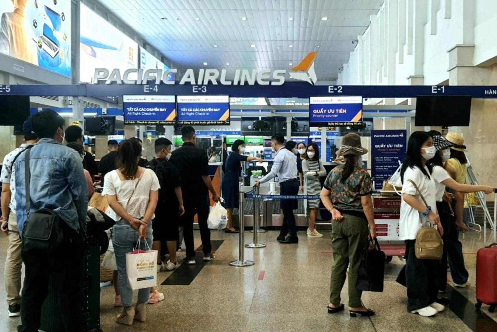 Tranh cai ve dich vu uu tien check-in o san bay hinh anh