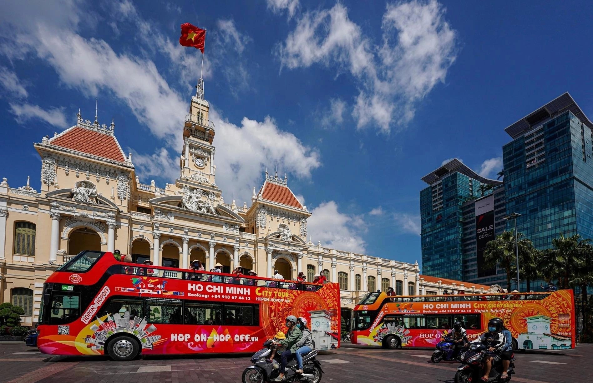 Kho vay ngan hang, cong ty du lich phai vay tin chap ca nhan hinh anh