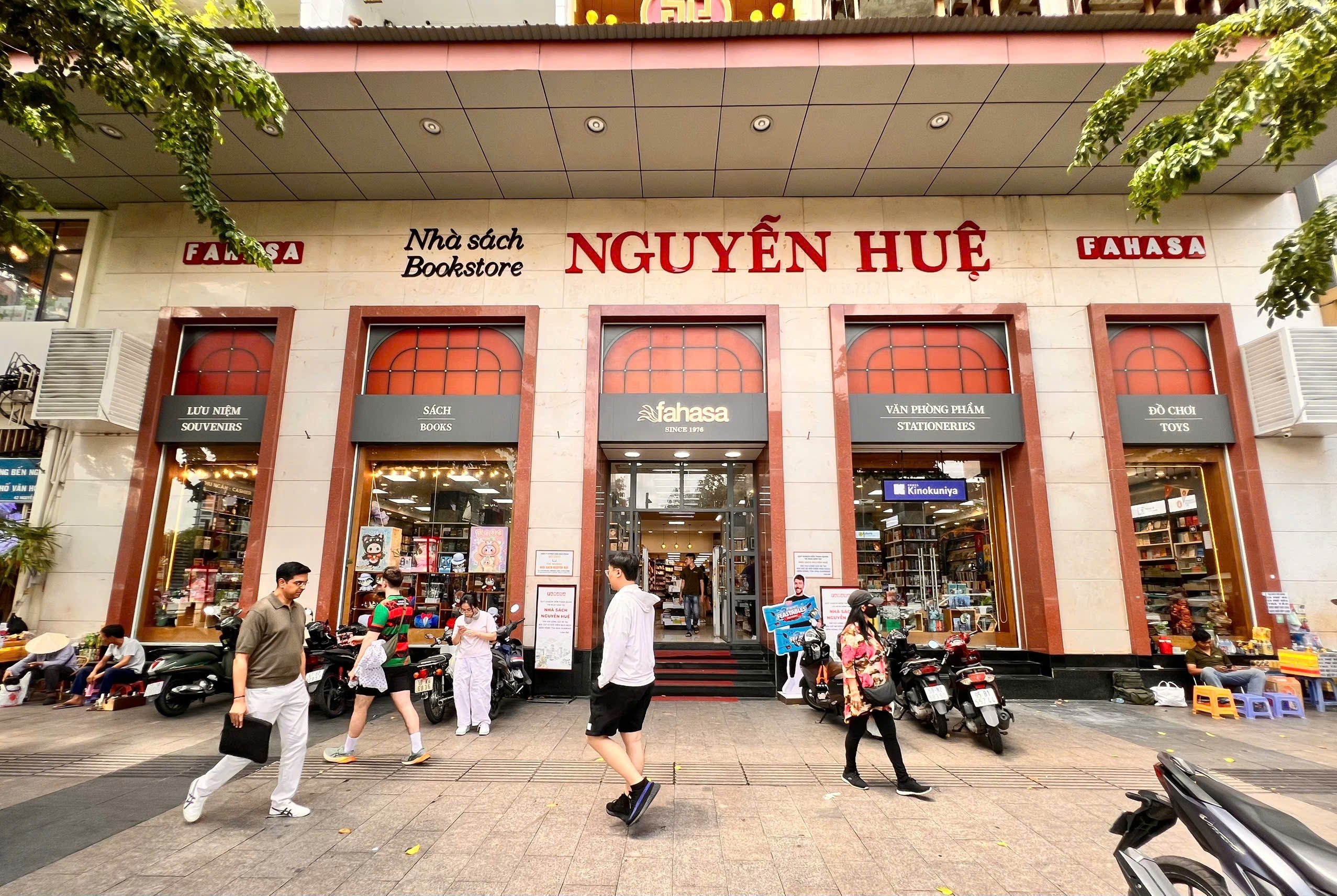 Chuoi nha sach lon nhat Viet Nam lam an ra sao? hinh anh