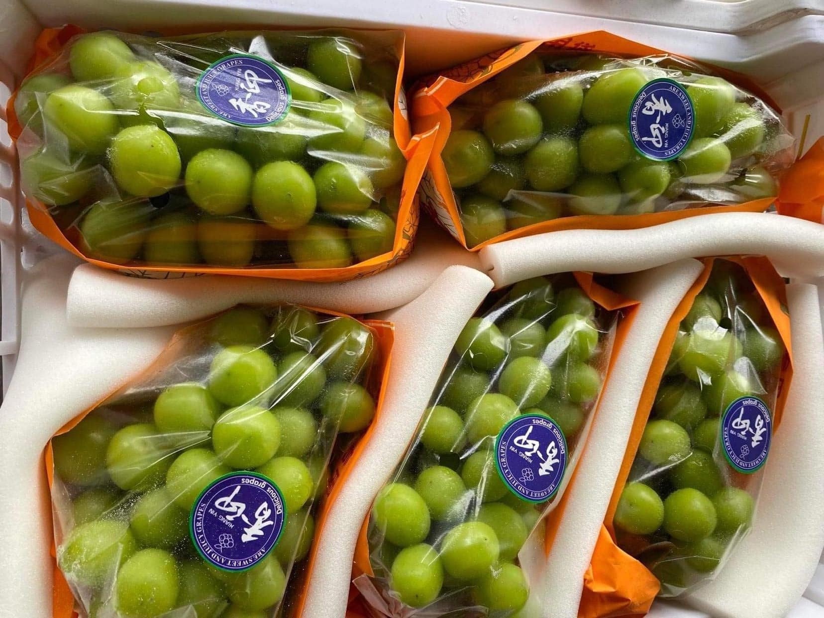 Nho mau don gia tien trieu mot chum, cho mang ban 100.000 dong/kg hinh anh