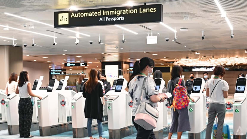 Gia ve may bay tang cao khap chau A hinh anh