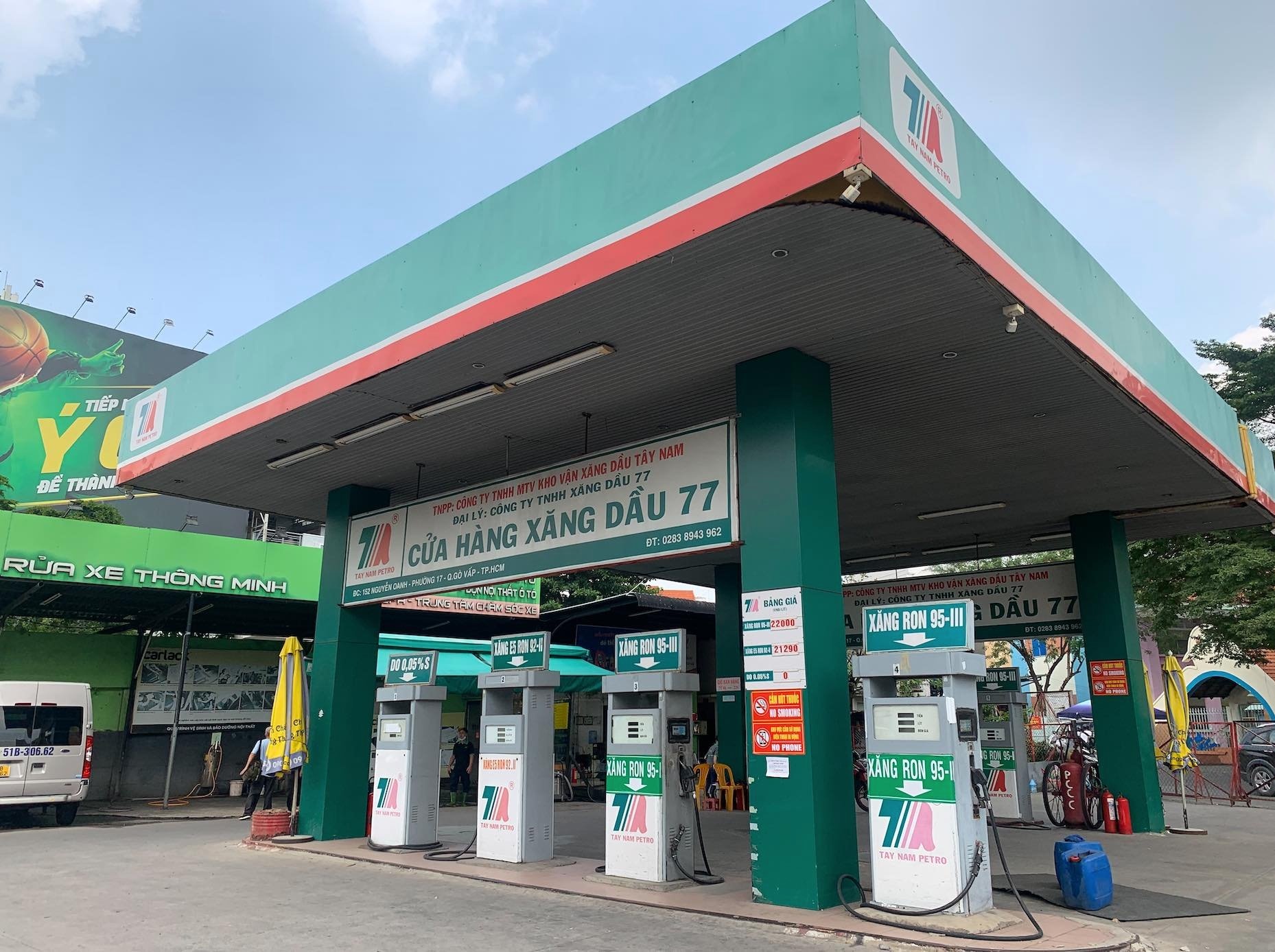 thieu xang,  xang dau TP.HCM,  dong cua anh 3