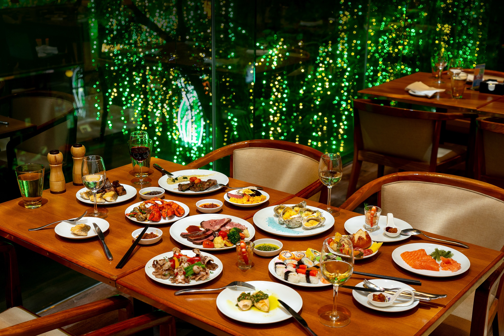 Chi chuc trieu dong an tiec Halloween o khach san 5 sao hinh anh