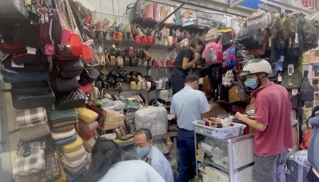 Thu giu hang nghin san pham Hermes, Gucci gia o An Dong hinh anh