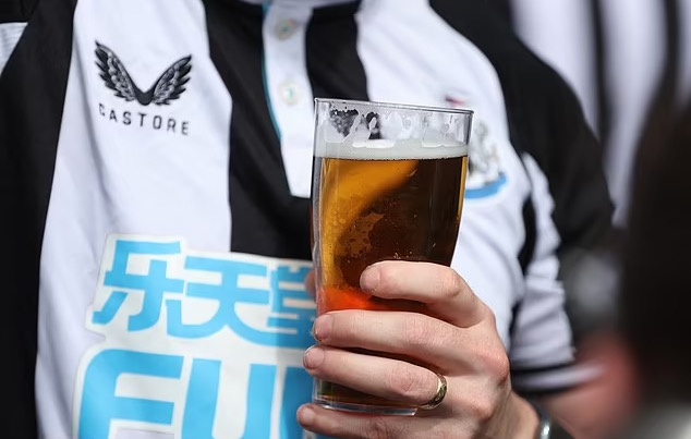 Loai bia duy nhat co the ban tai World Cup hinh anh