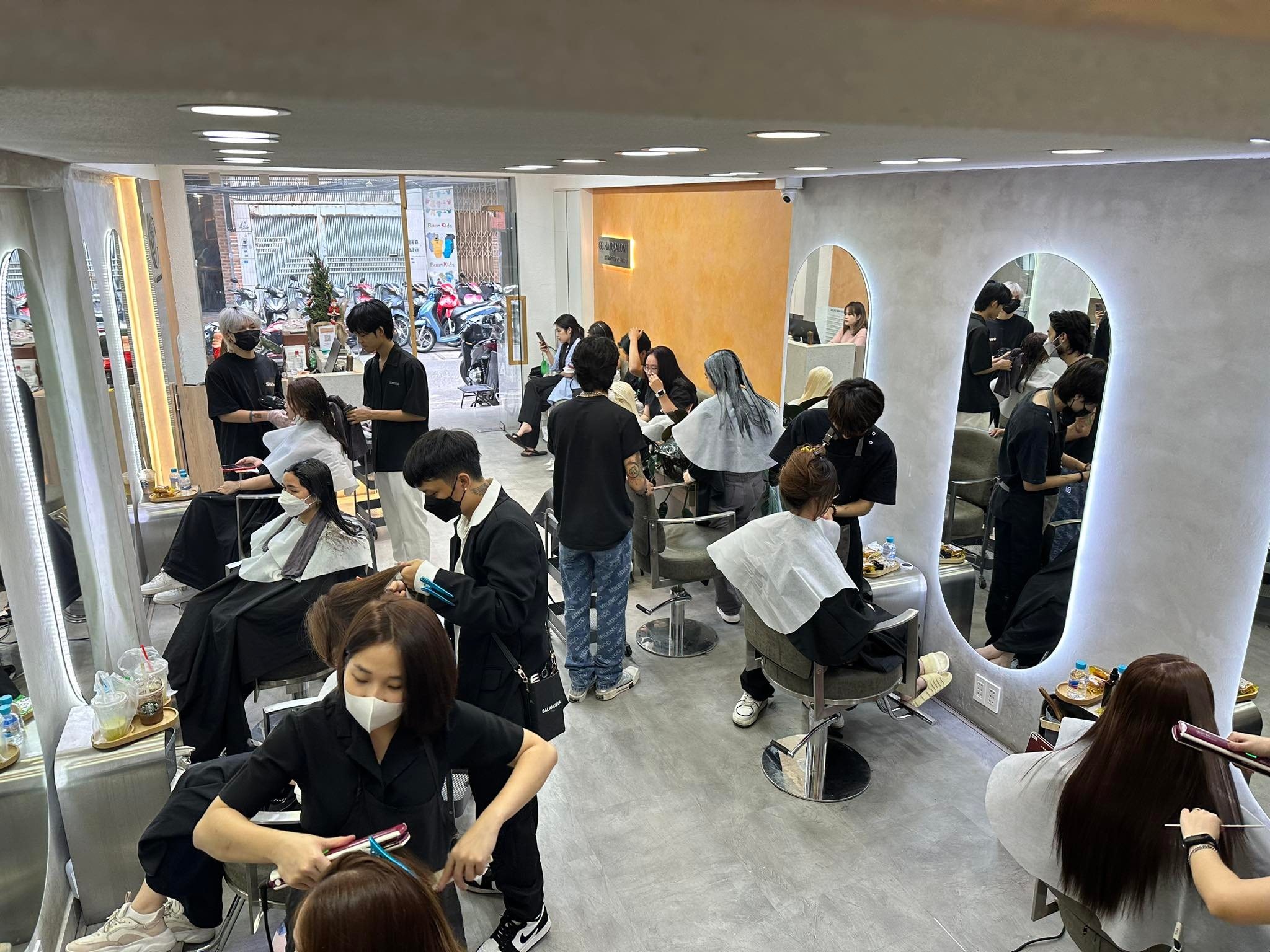 Tiem nail, salon toc kin khach den tan nua dem hinh anh