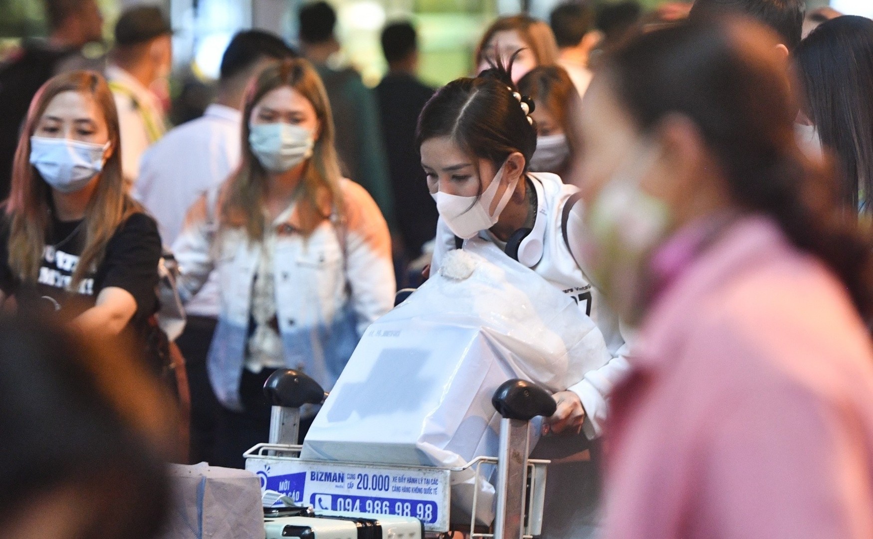 Dieu nhan vien o Cam Ranh va Da Nang ho tro tra hanh ly o Tan Son Nhat hinh anh