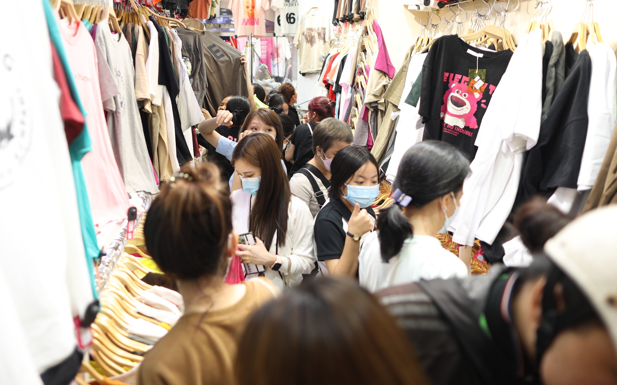 Chen chan sam do Tet o quan 1 vao 'phut thu 90' hinh anh