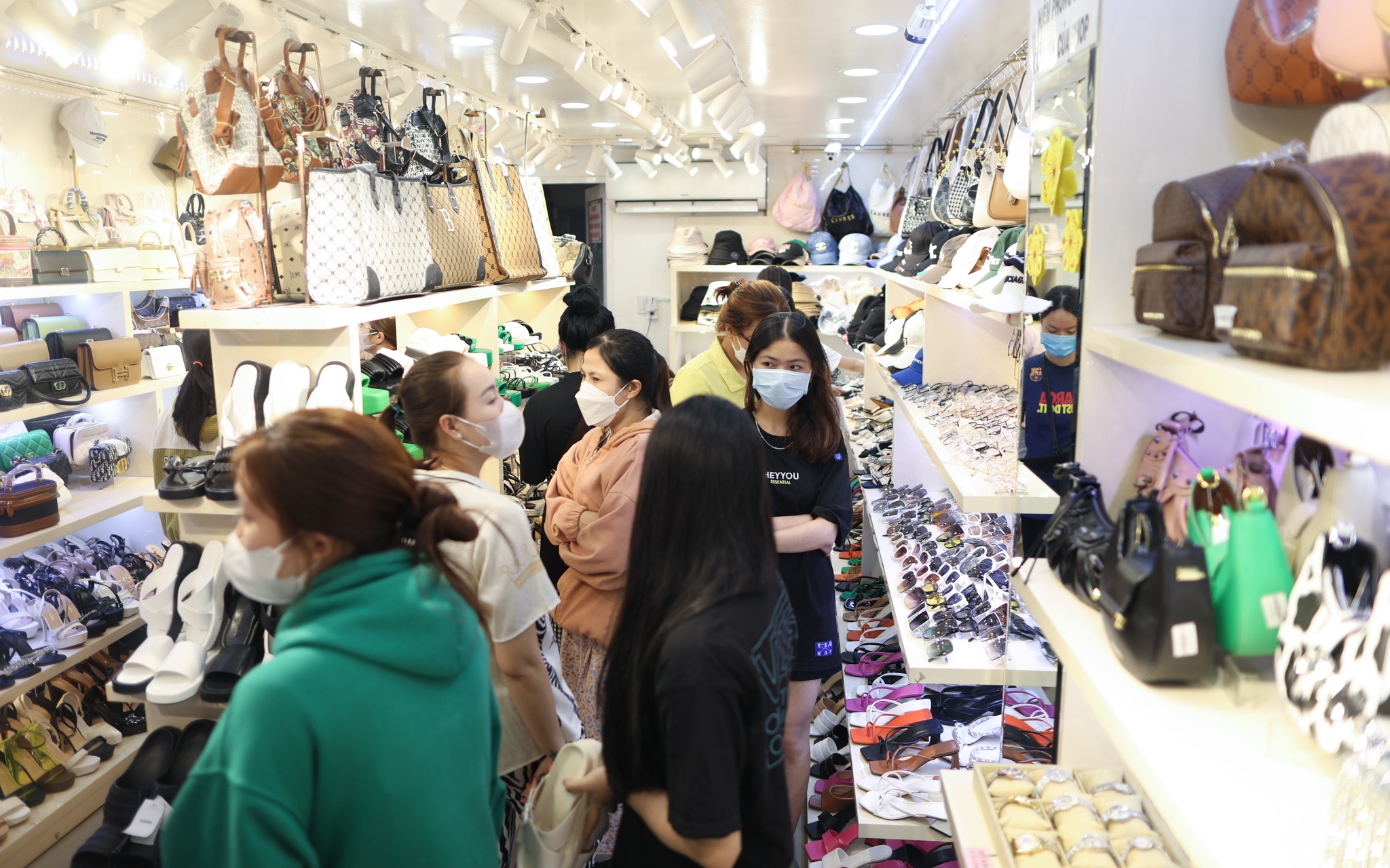 mua sam,  dong duc,  Nguyen Trai anh 8