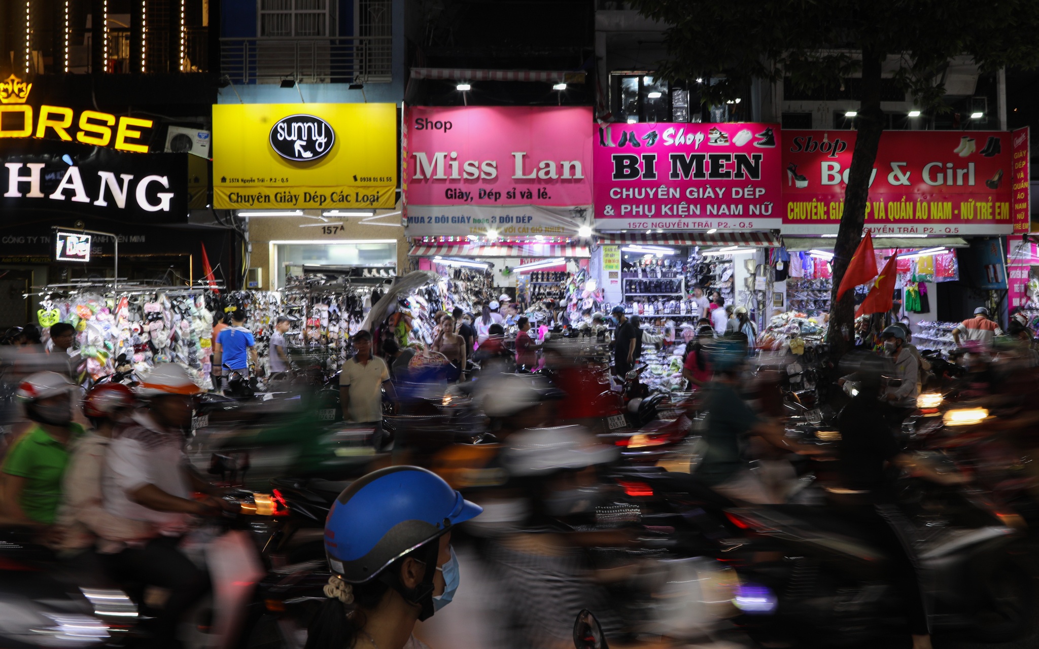 mua sam,  dong duc,  Nguyen Trai anh 1