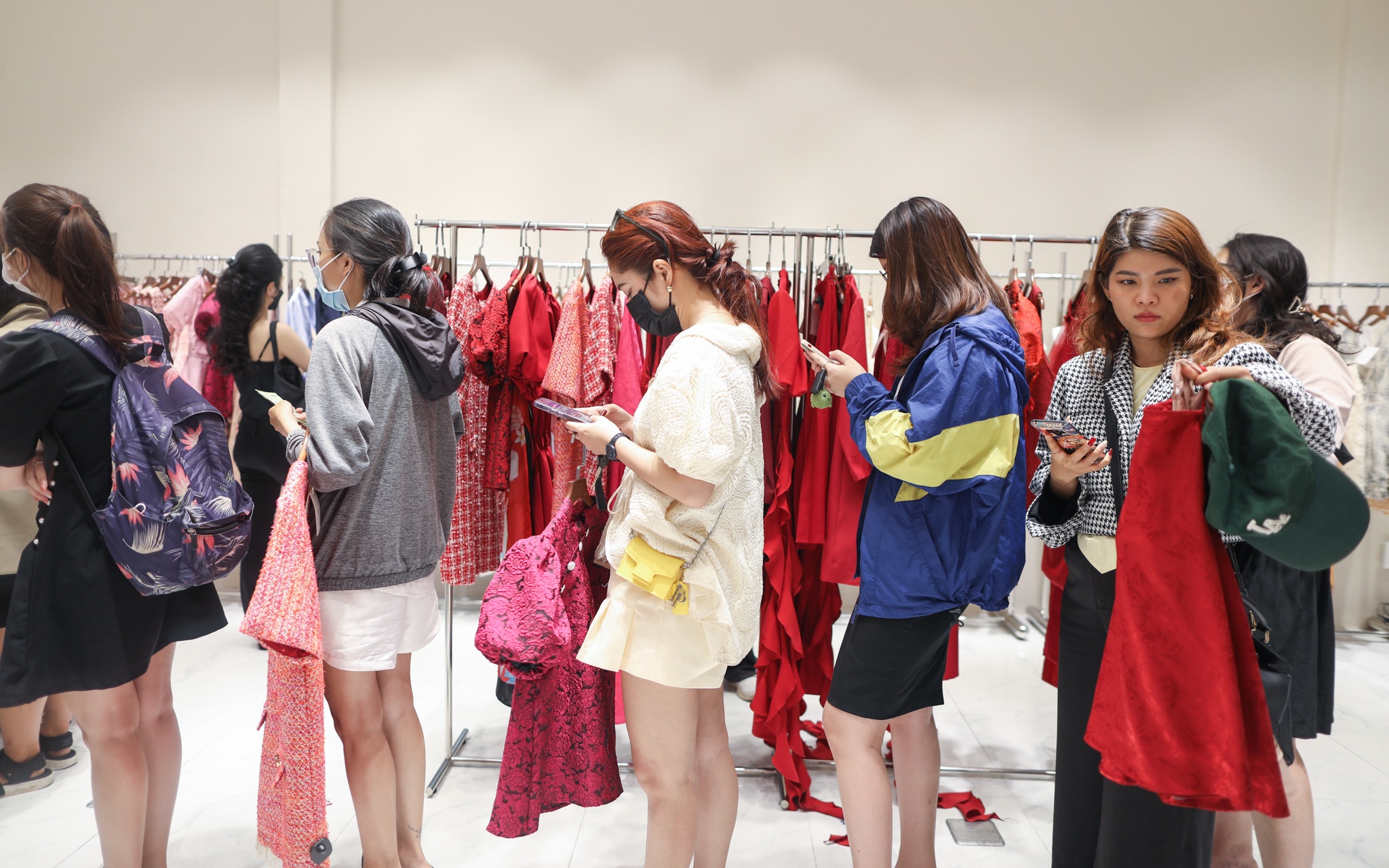 mua sam,  dong duc,  Nguyen Trai anh 3