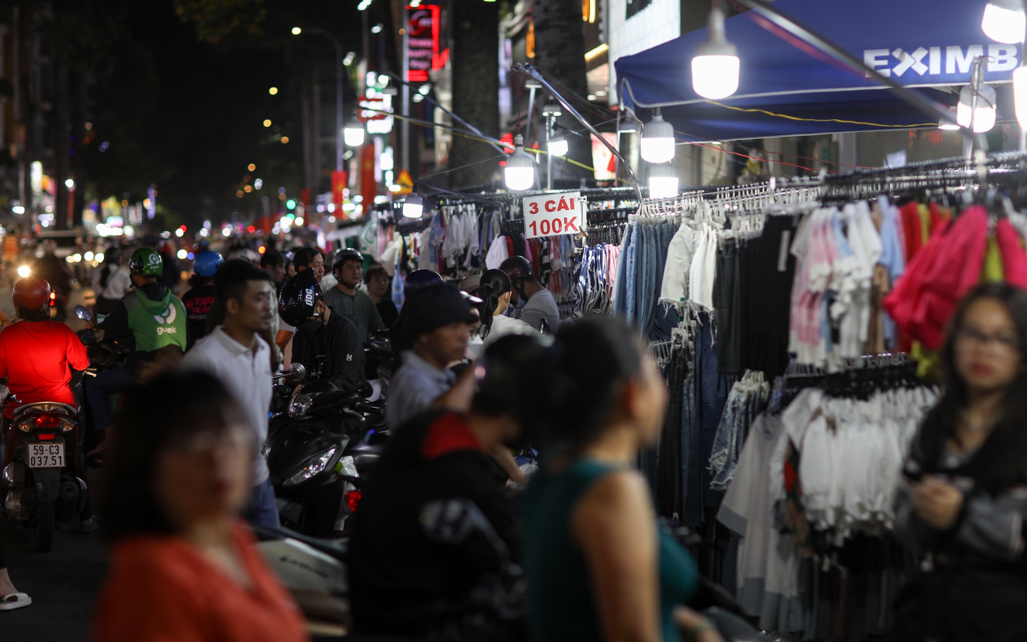 mua sam,  dong duc,  Nguyen Trai anh 2