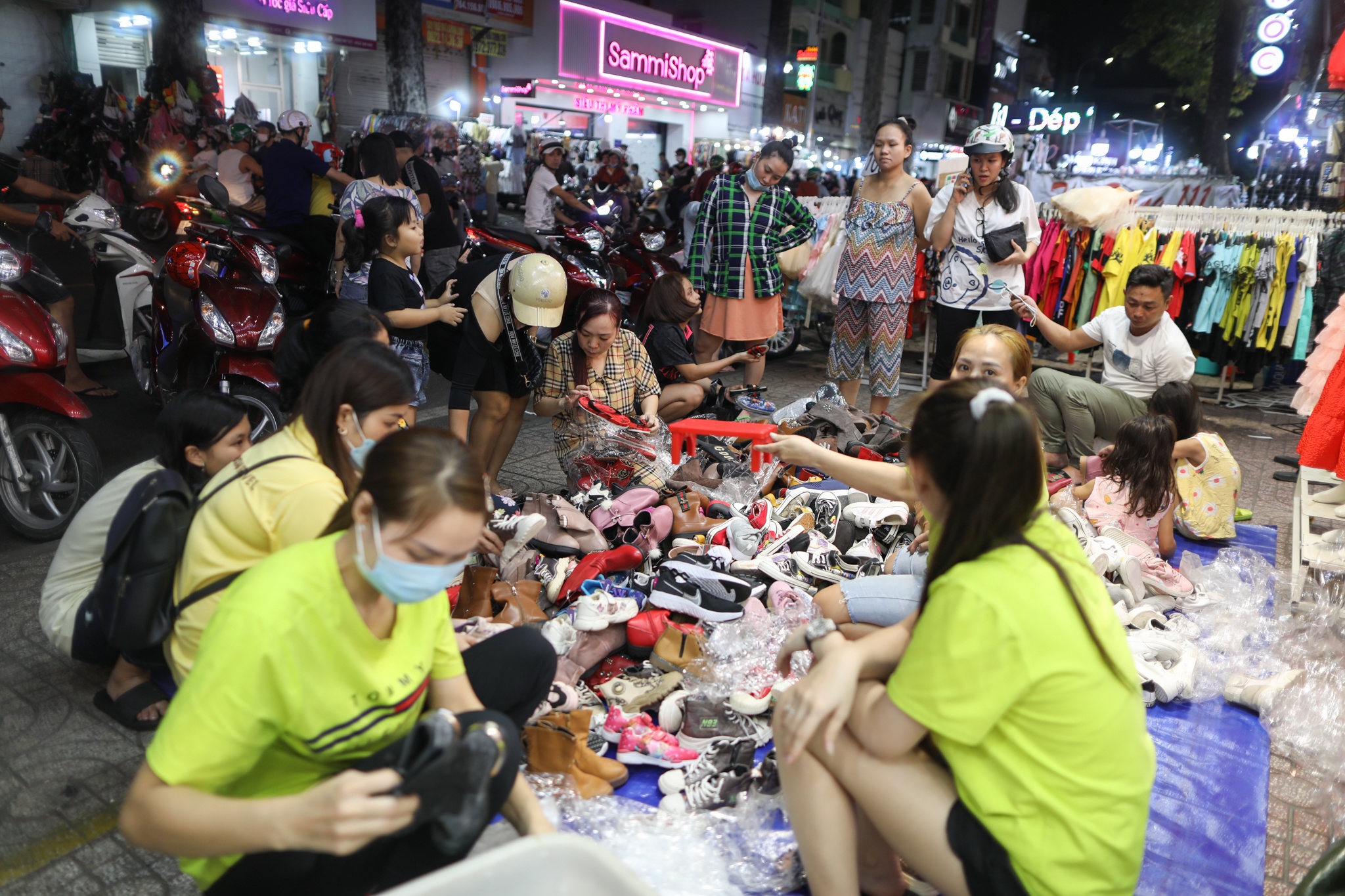 mua sam,  dong duc,  Nguyen Trai anh 9