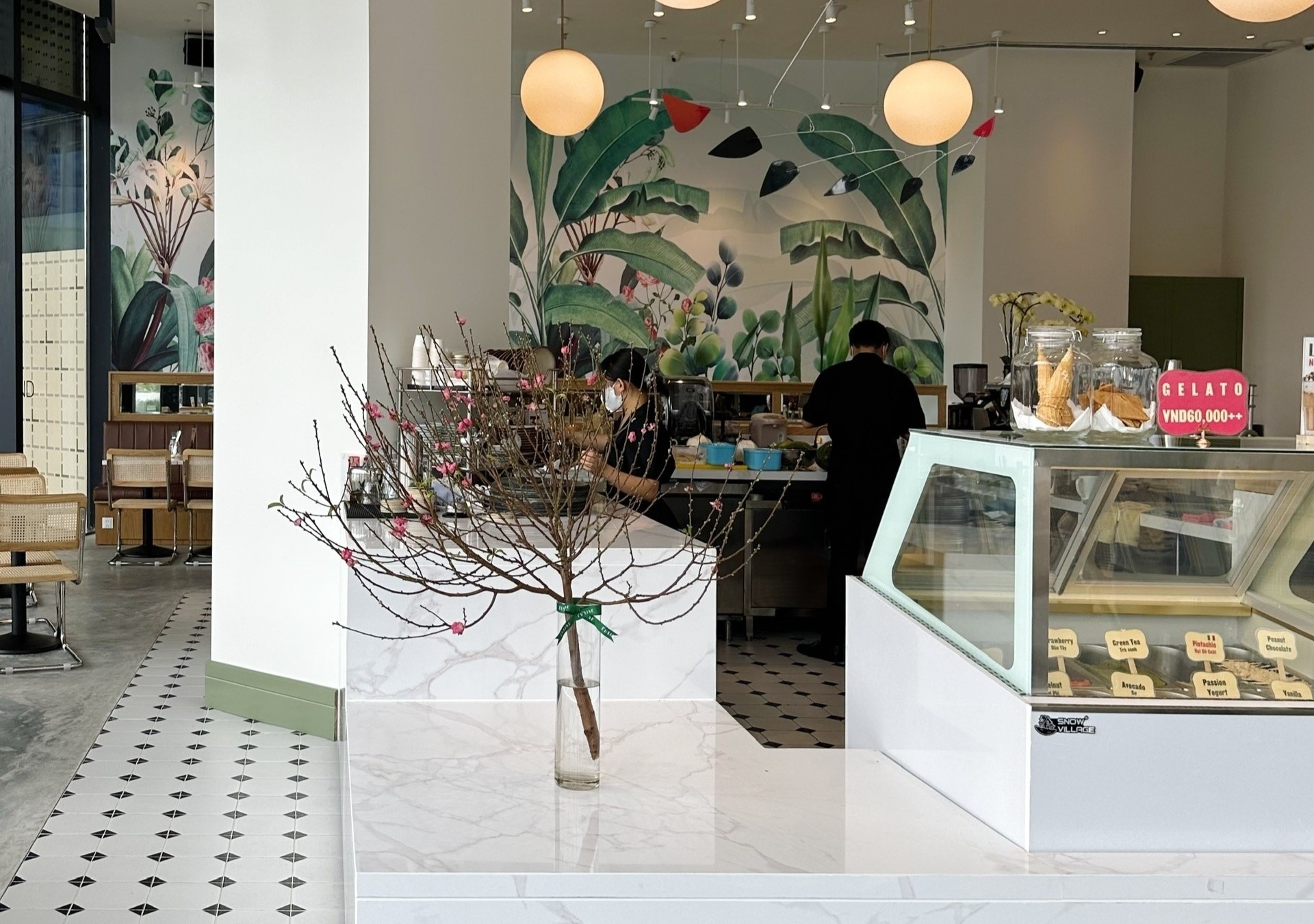 Nhieu quan xa mo cua xuyen Tet, phu thu 10% hinh anh