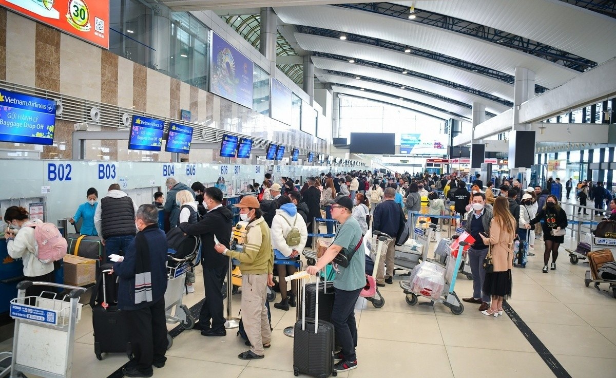Gan 900.000 luot khach qua san bay Noi Bai dip Tet hinh anh