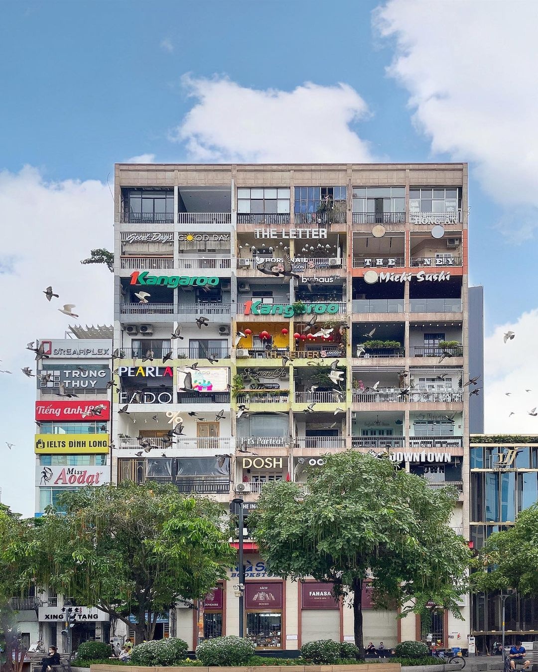 42 Nguyen Hue,  cua hang,  ca phe anh 1