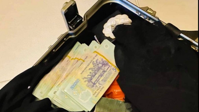 Hanh khach bo quen tien ty o san bay Can Tho hinh anh