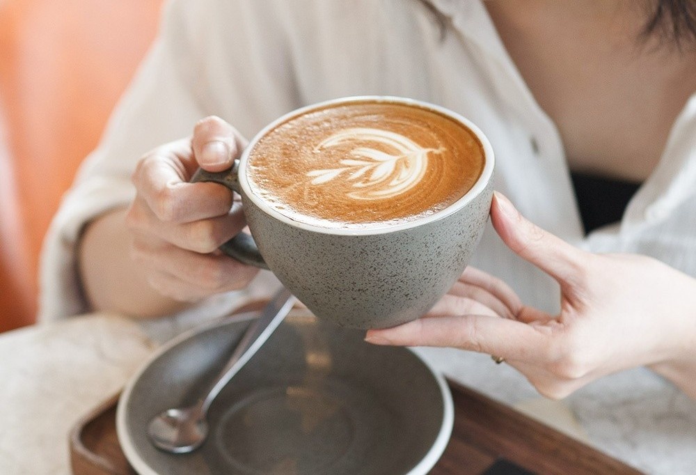 Ly ca phe gia 100.000 dong khong con xa la hinh anh