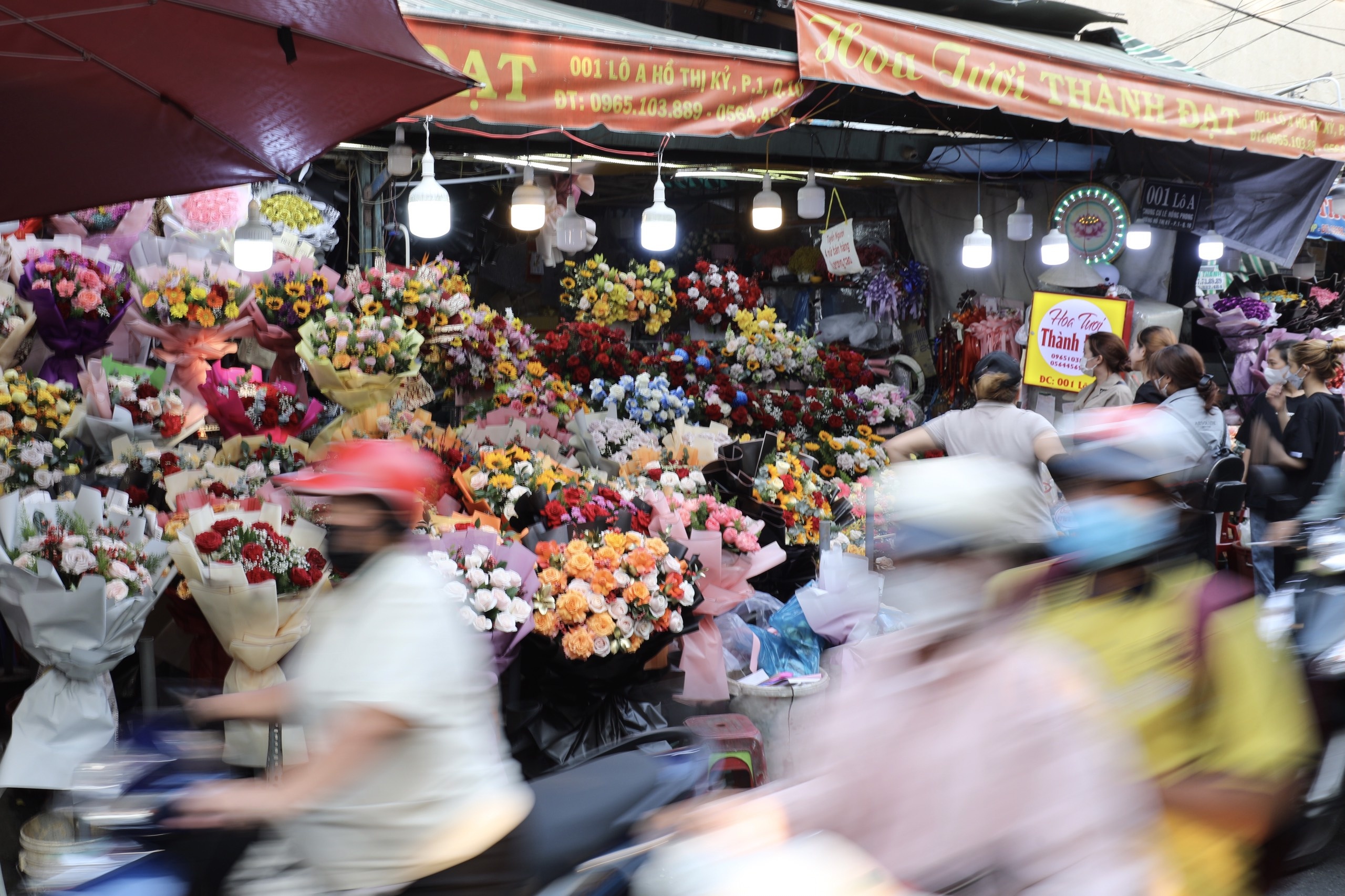 Chen chan o cho hoa lon nhat TP.HCM dip 8/3 hinh anh