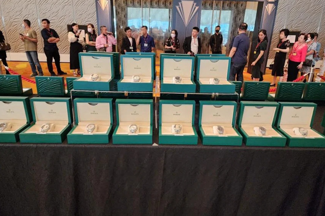 Cong ty Singapore thuong dong ho Rolex, vang thoi cho nhan vien hinh anh