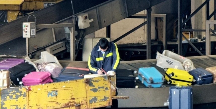 Ky thu to vali bi rach, pha khoa khi bay tu TP.HCM ra Ha Noi hinh anh