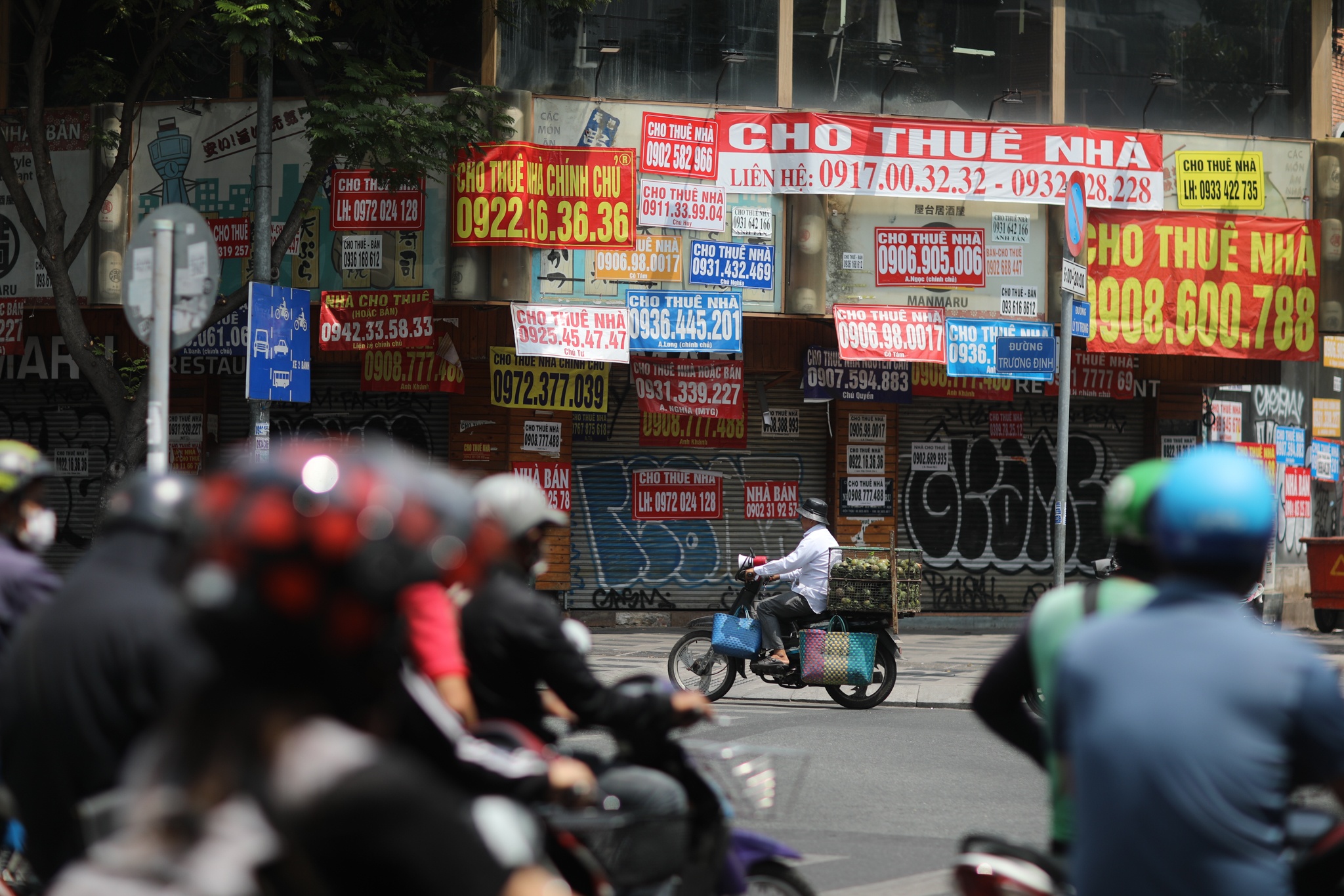 Chu ken khach, mat bang nga tu e am hang loat o TP.HCM hinh anh