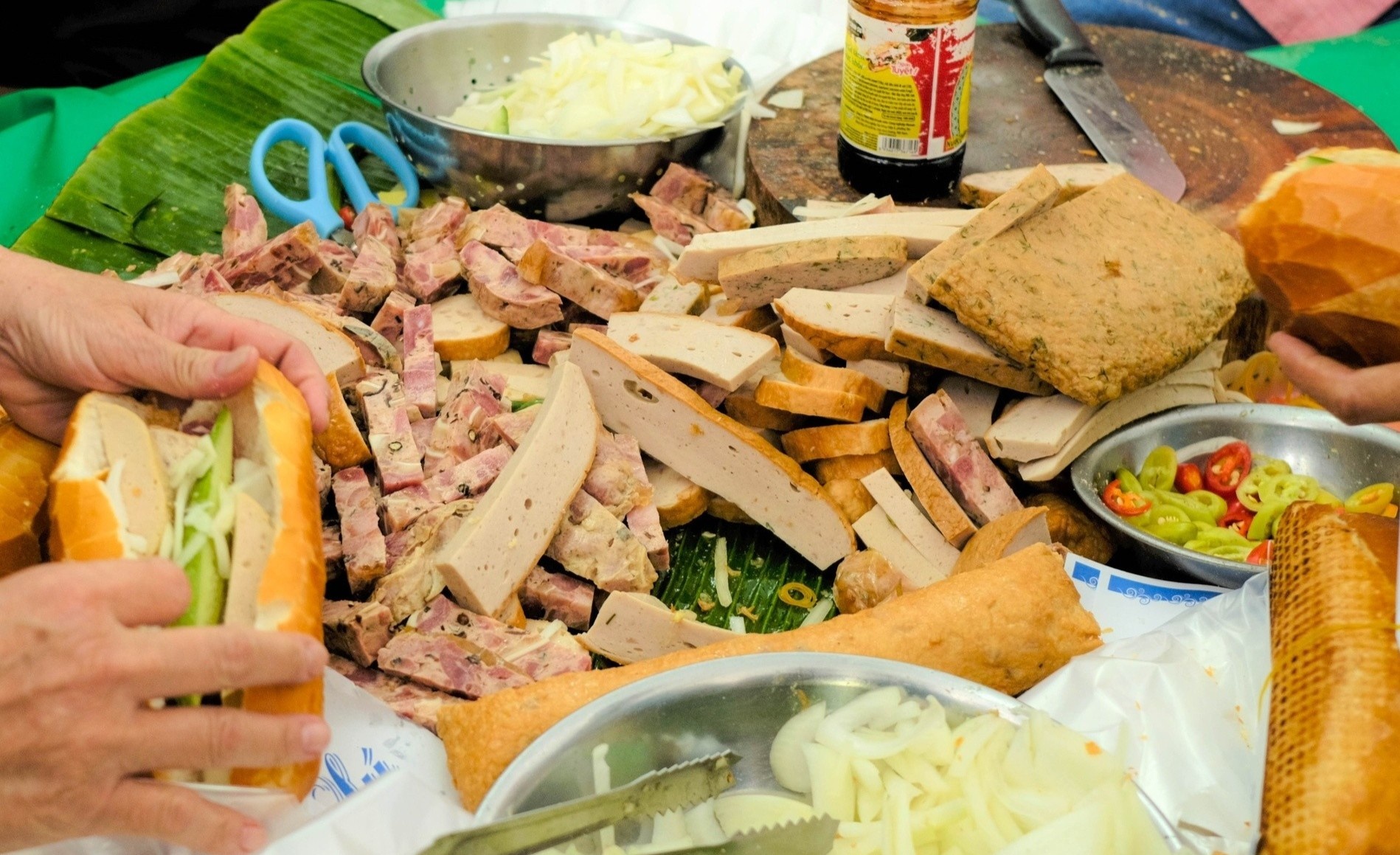 Le hoi banh mi thu hut 100.000 nguoi tham gia hinh anh