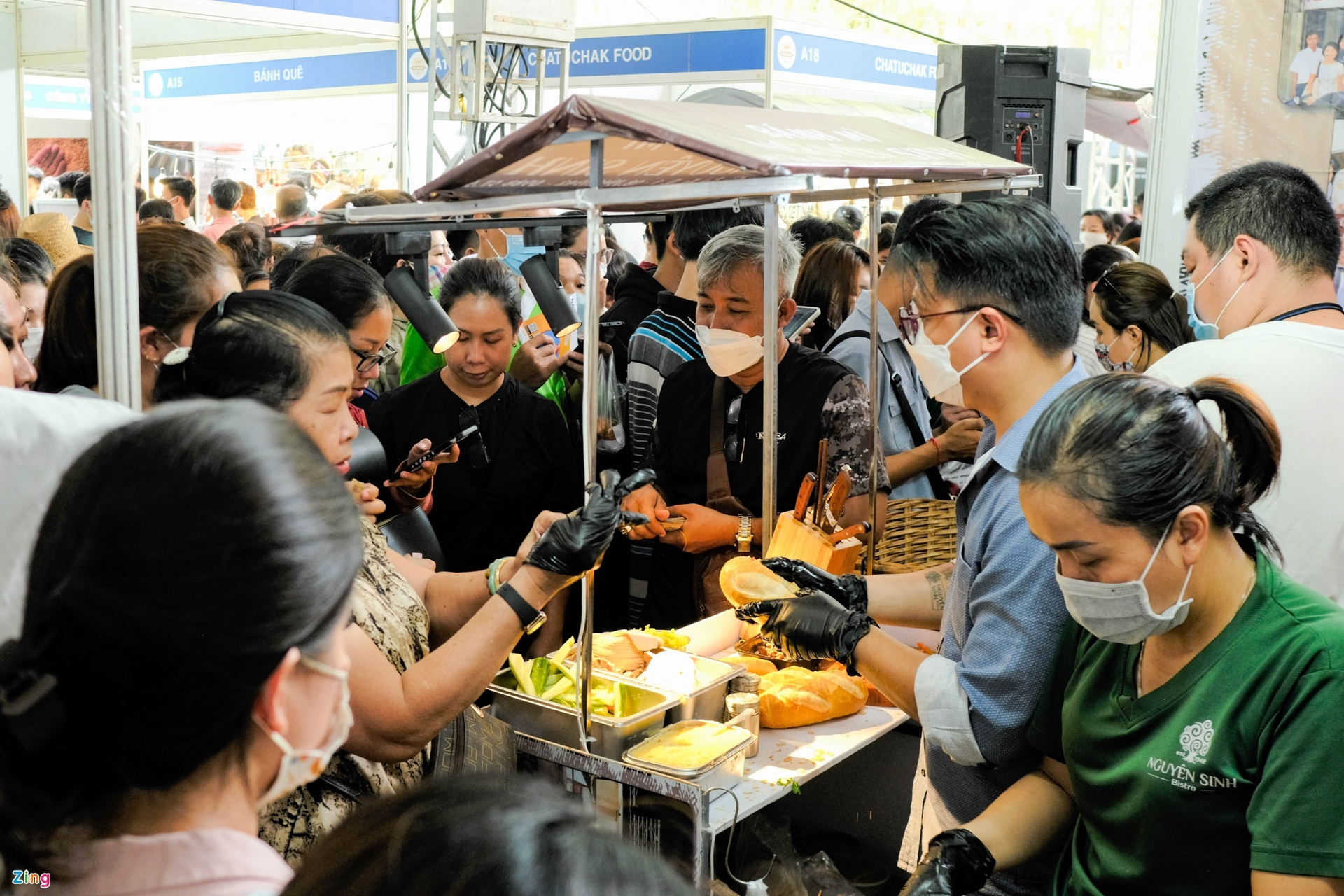 le,  hoi,  ban banh mi anh 1