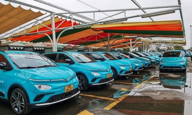 Hang taxi dien cua Chu tich Vingroup chot ngay lan banh hinh anh