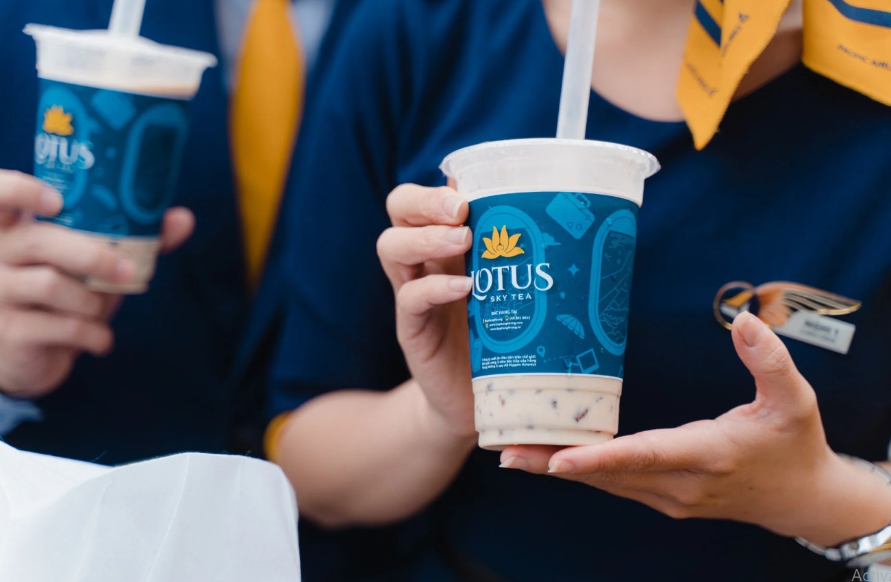 Cong ty suat an hang khong thu 14 ty nho ban tra sua tren may bay hinh anh